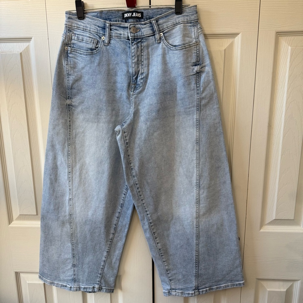 DKNY High Rise Wide Barrel Leg Cropped Jeans Light Wash Womens Size 10/30